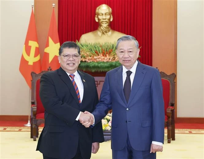 El secretario general del Partido Comunista de Vietnam, To Lam (derecha), recibe al presidente de la Cámara de Representantes de Malasia, Tan Sri Dato' Johari bin Abdul. (Foto: VNA)