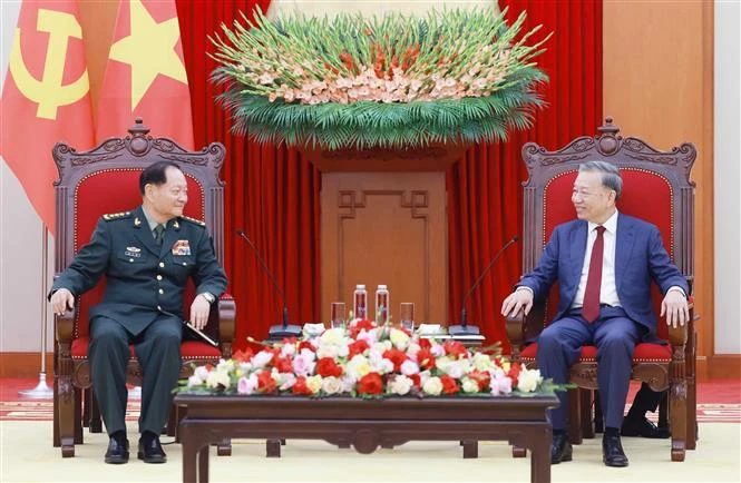 El secretario general del Partido Comunista de Vietnam, To Lam (derecha), recibe al coronel general Zhang Youxia, vicepresidente de la Comisión Militar Central de China. (Foto: VNA)