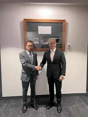 El embajador de Vietnam en Canberra, Pham Hung Tam (izquierda), se reúne con el subsecretario del Departamento de Defensa de Australia Hugh Jeffrey (Foto: VNA)