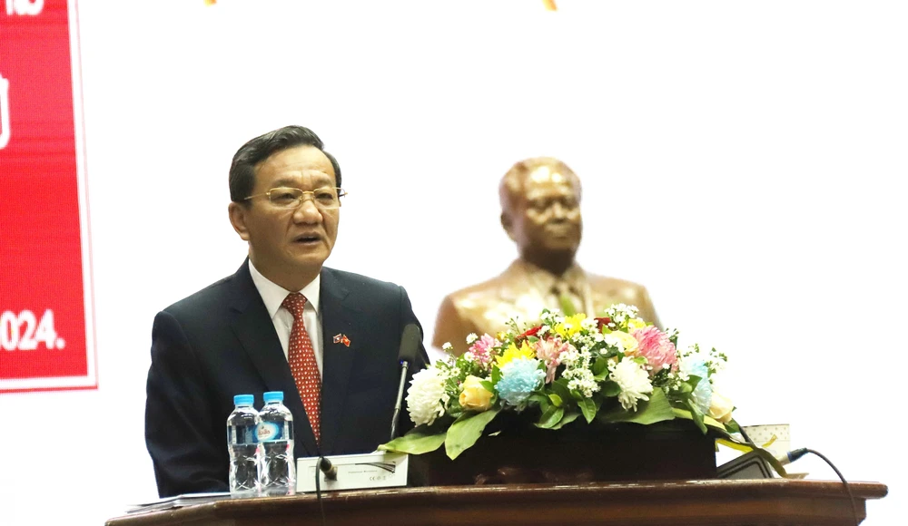 El embajador de Vietnam en Laos, Nguyen Minh Tam, interviene en la cita. (Foto: VNA)