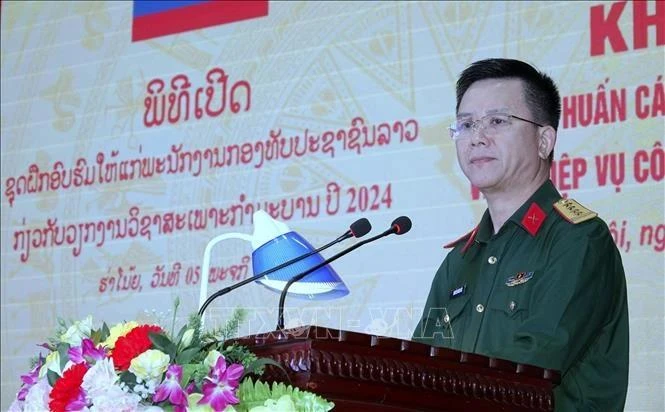 El coronel Nguyen Dinh Duc, encargado de la división de asuntos sindicales del Departamento General de Política del EPV, interviene en la cita (Foto: VNA)