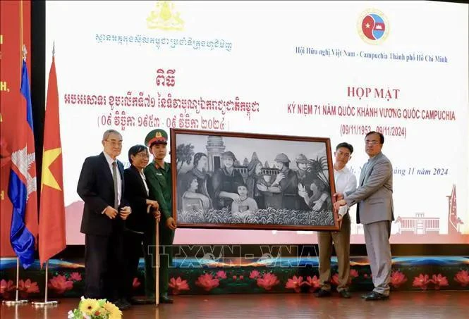 Representantes de los veteranos vietnamitas entregan un cuadro al cónsul general de Camboya en Ciudad Ho Chi Minh. (Foto: VNA)