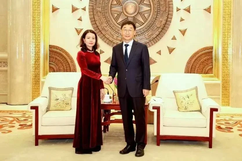 La viceministra vietnamita de Relaciones Exteriores Nguyen Minh Hang se reúne con Liu Ninh, secretario del Comité del Partido Comunista de China en Guangxi (Foto: baoquocte.vn)