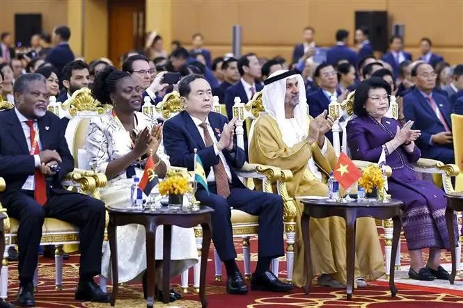 El presidente de la Asamblea Nacional, Tran Thanh Man (tercero desde la izquierda), encabeza una delegación vietnamita al participar en la 11ª sesión plenaria del IPTP. (Foto: VNA)