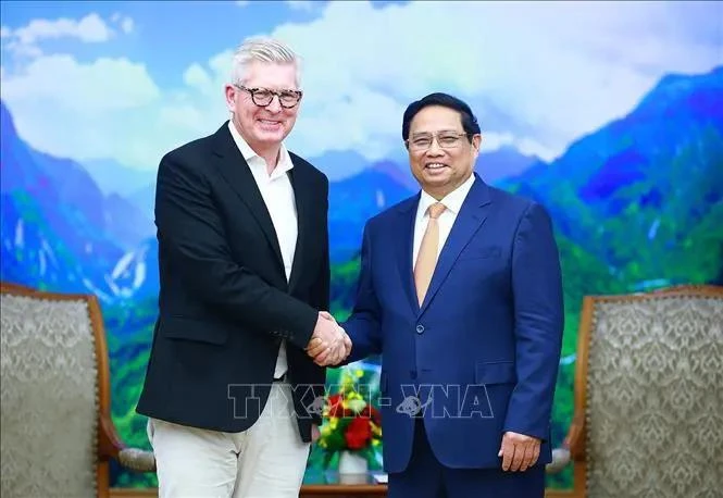 El primer ministro de Vietnam, Pham Minh Chinh, (derecha) recibe a Borje Ekholm, presidente y director ejecutivo de Ericsson. (Foto: VNA)