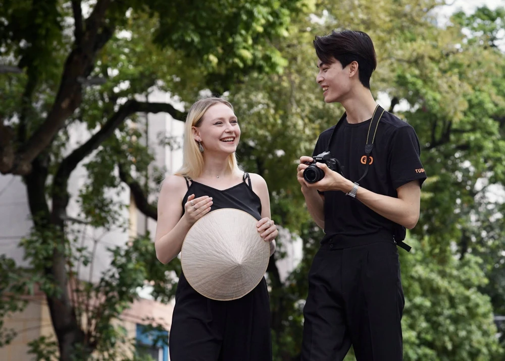 Una turista extranjera recorre las calles de Hanoi. (Foto: VietnamPlus)