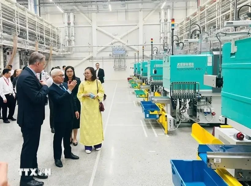 El secretario del Comité del Partido de Binh Duong, Nguyen Van Loi, visita la fábrica de Lego (Foto: VNA)