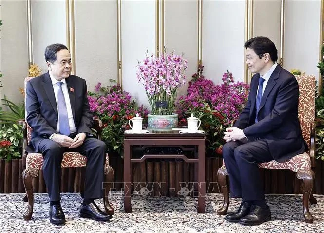 El presidente de la Asamblea Nacional de Vietnam, Tran Thanh Man (izquierda), y el primer ministro de Singapur, Lawrence Wong (Foto: VNA)