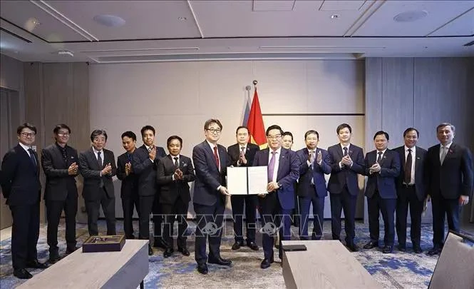 El presidente de la Asamblea Nacional, Tran Thanh Man, presencia el intercambio de un memorando de entendimiento para la cooperación en formación educativa entre la Universidad de Hiroshima (HU) y el grupo Sovico. (Foto: VNA)