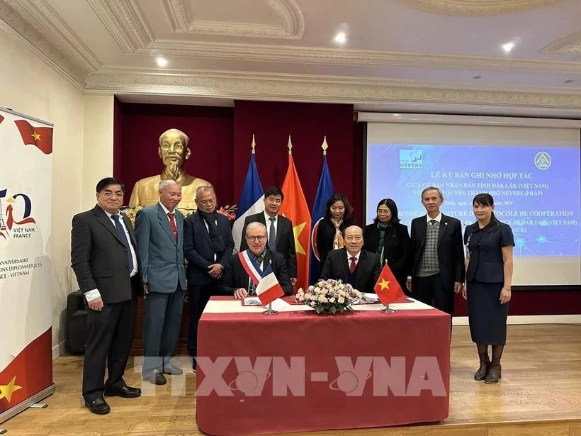 En la firma del memorando de entendimiento entre Dak Lak y la ciudad de Nevers, del departamento francés de Nièvre. (Foto: VNA)