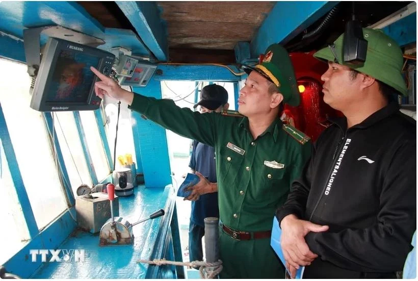 Un oficial de la guardia fronteriza revisa los dispositivos de vigilancia en un barco pesquero (Foto: VNA)