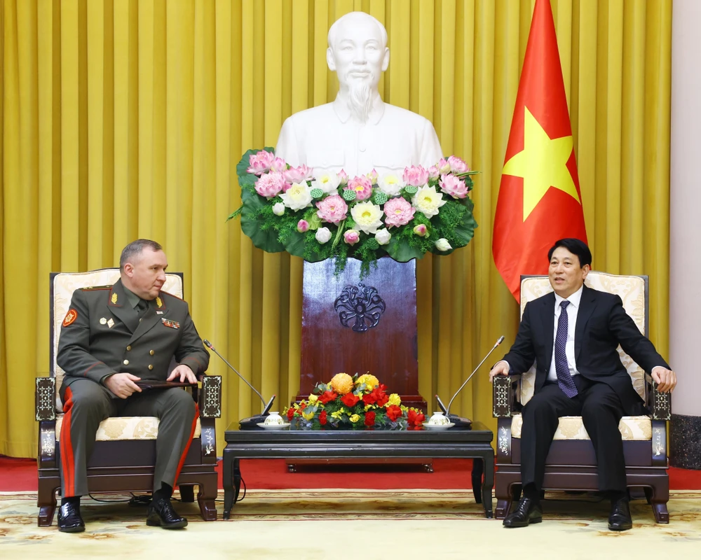 El presidente vietnamita, Luong Cuong (derecha), conversa con el ministro de Defensa de Belarús, Khrenin Viktor Gennadievich (Foto: VNA)