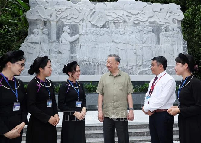 越南国家主席苏林在陈兴道林遗迹34名越南解放宣传解放队队员浮雕前与高平省民众交谈 