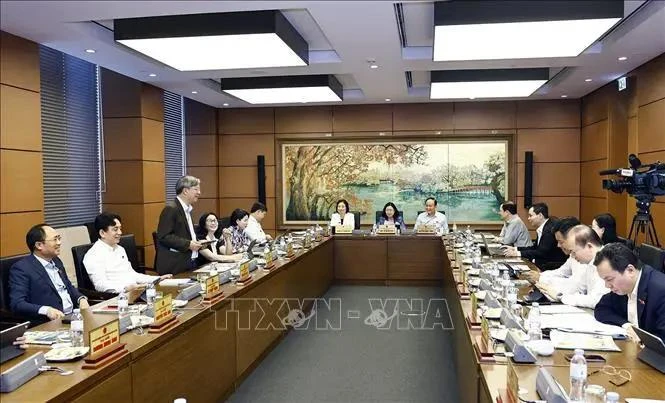 越南第十五届国会第八次会议就医保政策进行讨论。图自越通社