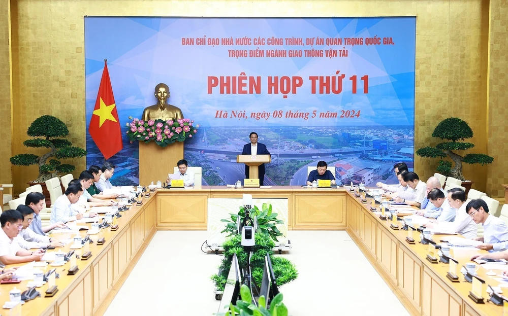 Le Premier ministre Pham Minh Chinh a présidé mercredi après-midi, à Hanoi, la 11e réunion du comité d’État chargé des ouvrages d’importance nationale du secteur des transports. Photo : VNA