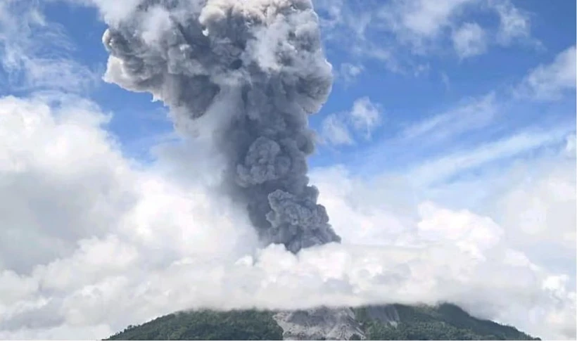 Le mont Ibu, situé sur l'île de Halmahera dans la province des Moluques du Nord, entre en éruption à 11h11 (heure locale) le 8 mai. (Photo : AFP)