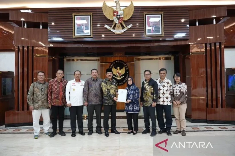 Le ministre indonésien de coordination des Affaires politiques, juridiques et de sécurité Hadi Tjahjanto (au centre) reçoit une délégation du Conseil de presse dans son bureau à Jakarta le 7 mai. (Photo : antaranews.com)