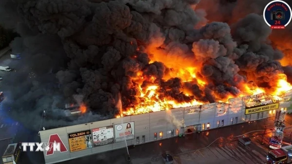 Un incendie s'est déclaré le 12 mai vers 04h00 dans un centre commercial dans la rue Marywilska, à Varsovie, en Pologne, où de nombreux Vietnamiens possèdent des stands commerciaux. Photo : VNA