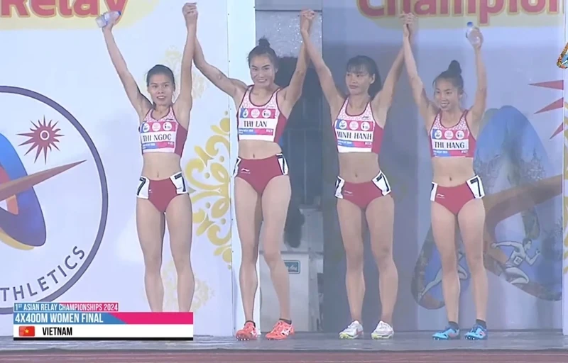 Quatre athlètes vietnamiennes remportent la médaille d'or dans l'équipe féminine de relais 4x400 m au Championnat asiatique de relais 2024 en Thaïlande le 21 mai. Photo : dangcongsan.vn