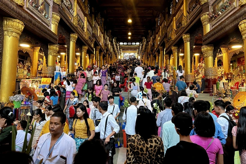 Des milliers de personnes célèbrent l'anniversaire de Bouddha à la pagode Shwedagon du Myanmar. (Photo : AFP/VNA)