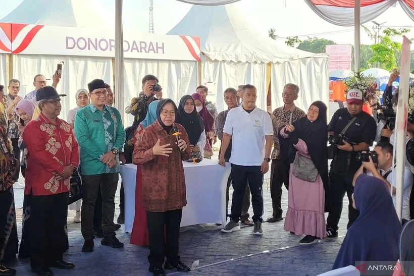 Le ministre des Affaires sociales Tri Rismaharini interagit avec la communauté des personnes âgées pour la commémoration de la Journée nationale des personnes âgées 2024 à North Aceh, Aceh, le 29 mai 2024. Photo : ANTARA/Sean Filo Muhamad