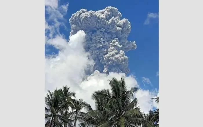 L'éruption expulse également du sable, emporté vers l'ouest par le vent. (Photo : Bernama)