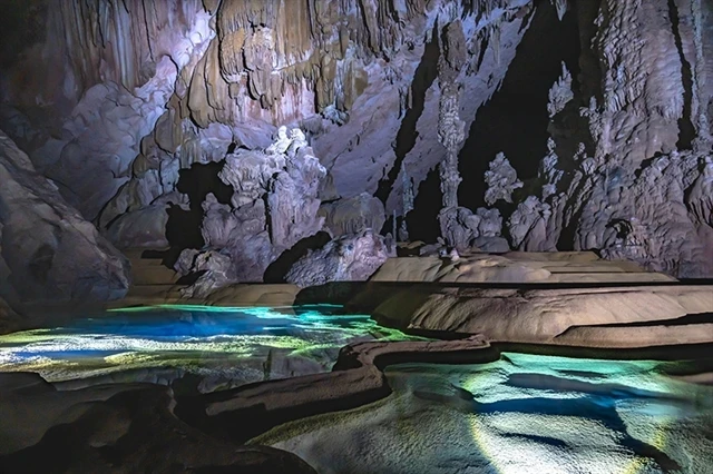 Les visites d'exploration de grottes attirent toujours les touristes dans le parc national de Phong Nha-Ke Bang. (Photo : bvhttdl.gov.vn)