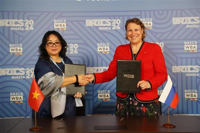 Des représentants d’entreprises vietnamiennes et russes à la cérémonie de signature de l’accord de coopération dans le cadre du Forum sur l’entrepreneuriat des femmes des BRICS à Moscou. (Photo : VNA)