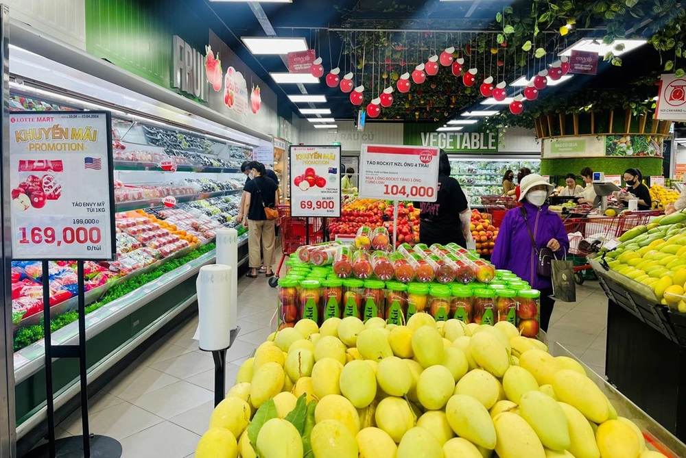 Les clients font leurs achats au supermarché LOTTE Mart. Photo : VNA