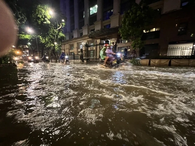De fortes pluies prolongées provoquent des inondations dans la rue Tong Dan, dans l'arrondissement de Hoan Kiem à Hanoï. (Photo : VNA)
