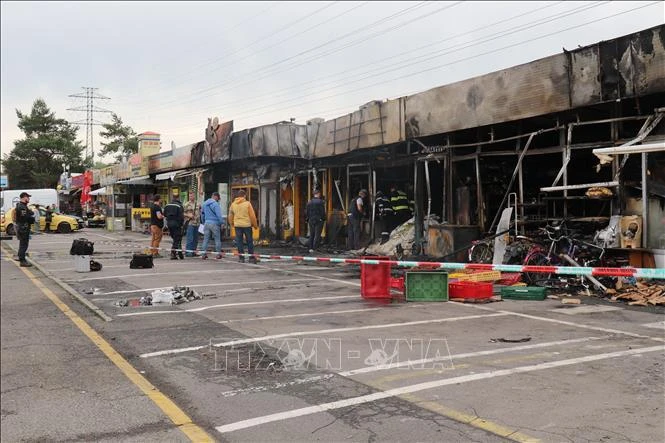 L'incendie s'est déclaré à 1 heure du matin (heure locale) dans les zones de produits alimentaires et de biens de consommation du centre commercial Sapa des Vietnamiens à Prague. Photo : VNA