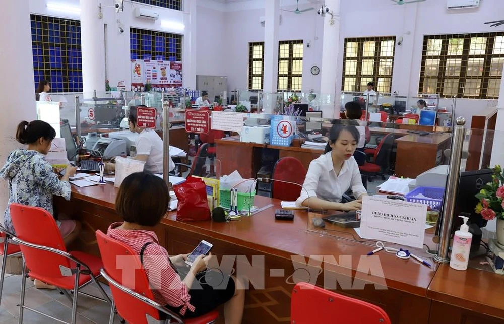 Transactions à une succursale de la Banque Agribank à Lao Cai. Photo : VNA 