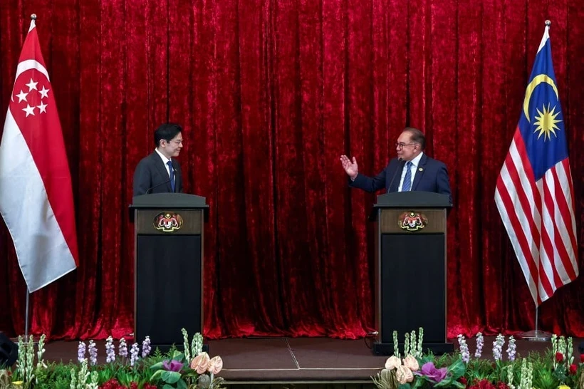 Le Premier ministre malaisien Anwar Ibrahim (à droite) et son homologue singapourien Lawrence Wong lors de la conférence de presse du 12 juin. (Photo : Bernama)