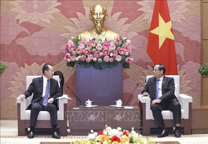 Le vice-président de l'Assemblée nationale Tran Quoc Phuong (droite) et le vice-président de la Commission des Affaires étrangères de l'Assemblée populaire nationale de Chine, Fu Ziying. Photo : VNA