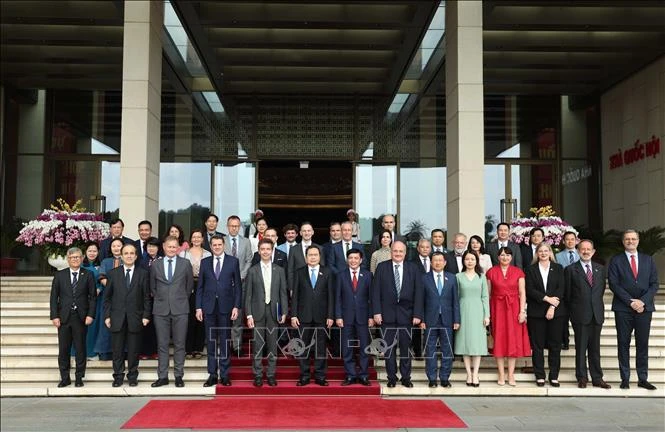Le président de l'Assemblée nationale, Trân Thanh Mân et les ambassadeurs et les représentants des pays membres de l'Union européenne au Vietnam. Photo : VNA
