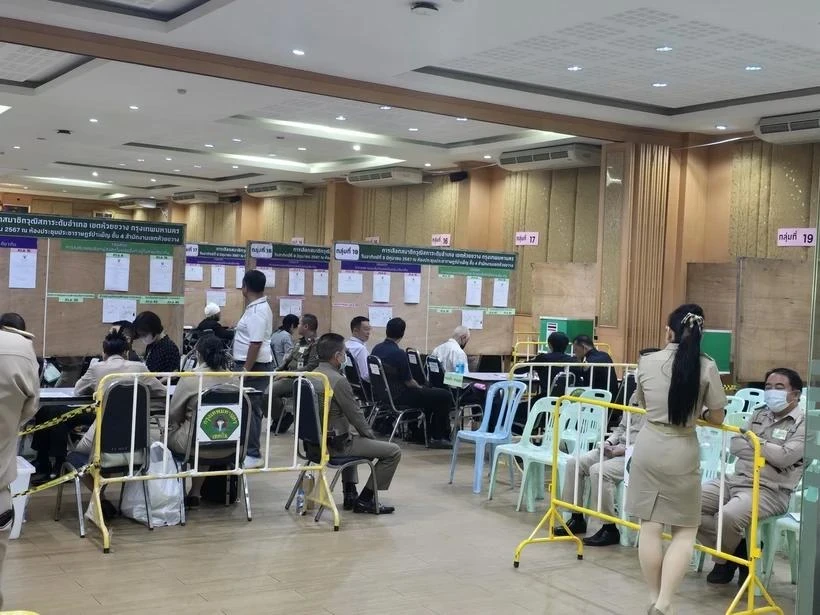 Un bureau de vote pour les élections sénatoriales au niveau du district de Huai, à Bangkok, en Thaïlande. (Photo : VNA)