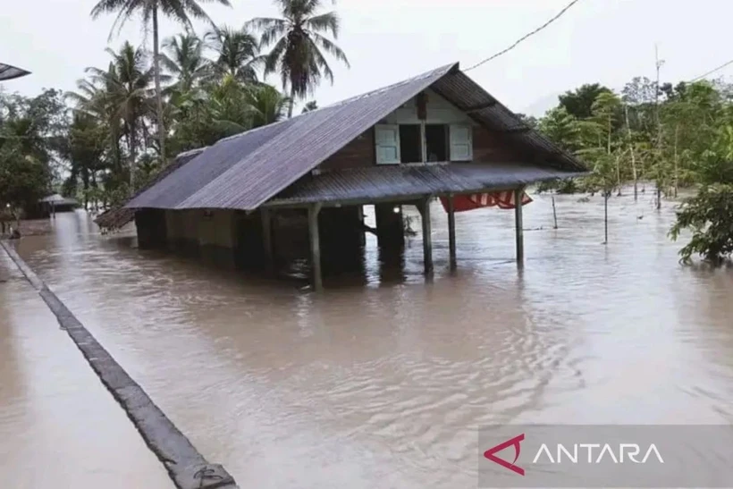 Une maison est inondée par les inondations à West Nias, au nord de Sumatra, le 16 juin 2024. (Photo : ANTARA)