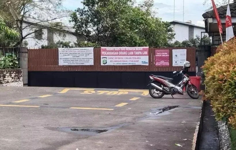 L'entrée principale de l'usine de confection Tuntex Garment Indonesia dans la régence de Tangerang, province de Banten, est fermée le 3 avril 2023. (Photo : jakartaglobe.id)