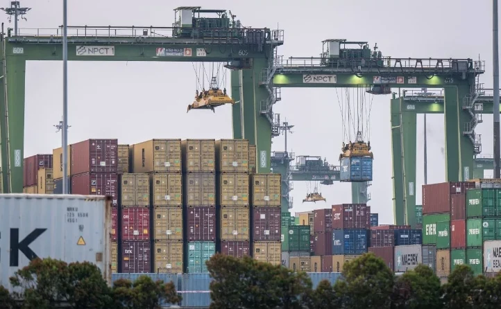 Chargement et déchargement de conteneurs dans la zone portuaire de Tanjung Priok, Jakarta (Photo : Antara)