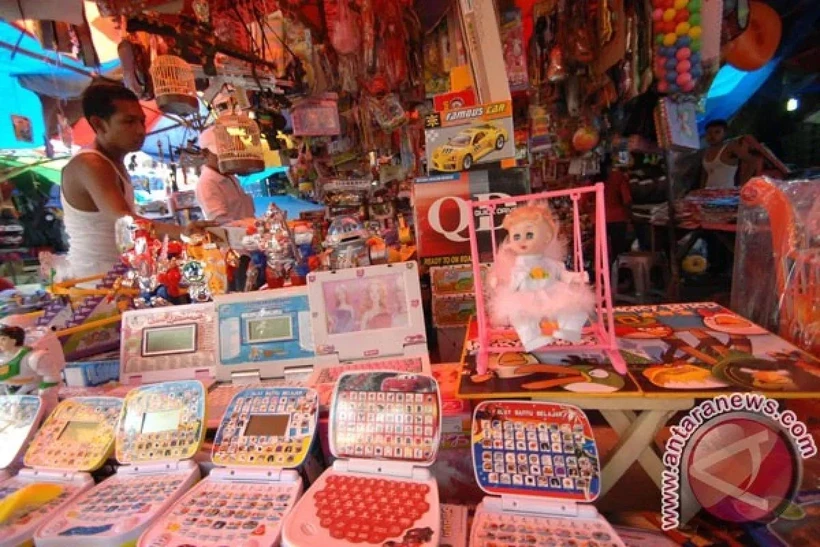 Des jouets chinois sont vendus au Pasar Raya à Padang, dans l'ouest de Sumatra (Photo : ANTARA)
