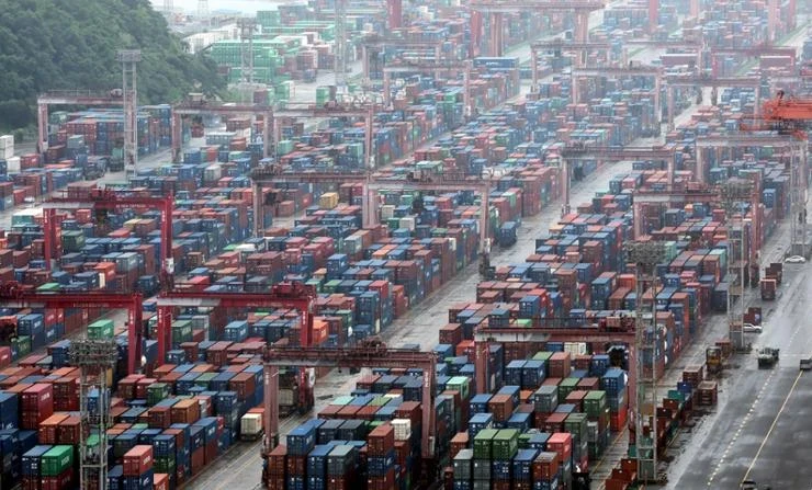 Des conteneurs maritimes sont empilés dans un port de Busan (Photo : koreatimes.co.kr)