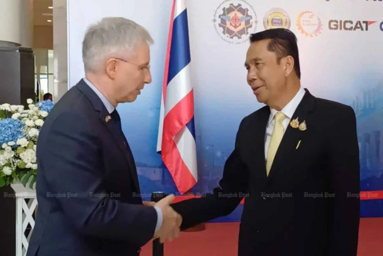 Jean-Claude Poimbœuf, ambassadeur de France (à gauche), serre la main du ministre thaïlandais de la Défense, Sutin Klungsang, lors de l'ouverture du « Séminaire Thaïlande-France sur l'industrie de défense 2024 » au Bureau du secrétaire permanent à la Défense, le 15 juillet. Photo : bangkokpost.com