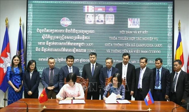 L'Agence vietnamienne d’Information (VNA) et l'agence de presse nationale cambodgienne (AKP) ont renouvelé le 12 juillet leur accord de coopération dans le cadre de la visite d'État du président To Lam au Cambodge. Photo ; VNA