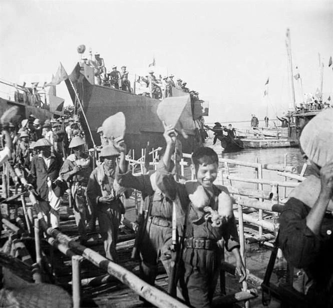 Les habitants du Nord accueillent les fonctionnaires, les soldats et les habitants du Sud au quai de Sam Son, dans la province centrale de Thanh Hoa, conformément aux Accords de Genève du 25 septembre 1954. (Photo d'archives : VNA)