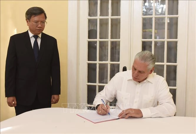 Le président cubain Miguel Díaz-Canel Bermúdez rend hommage au secrétaire général du Parti Nguyen Phu Trong à La Havane. Photo : VNA