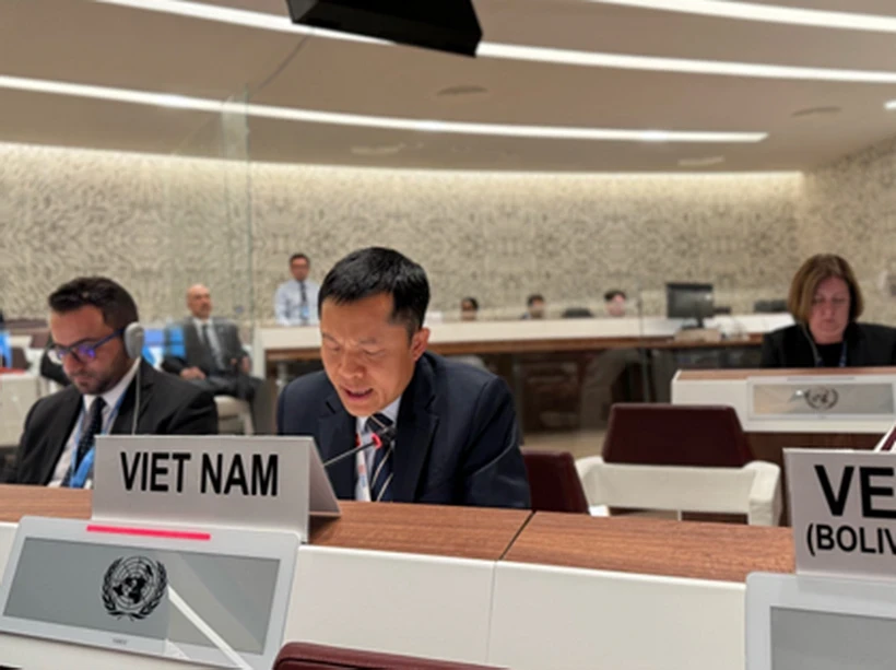 Le chef adjoint de la délégation permanente du Vietnam à Genève, Cung Duc Han lors de la session. Photo : VNA