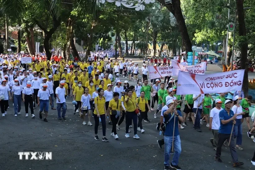 Plus de 5.000 personnes participent à une marche en soutien aux victimes de l'agent orange/dioxine à l'occasion du Mois d'action pour les victimes de l'agent orange/dioxine en août 2023. (Photo : VNA)