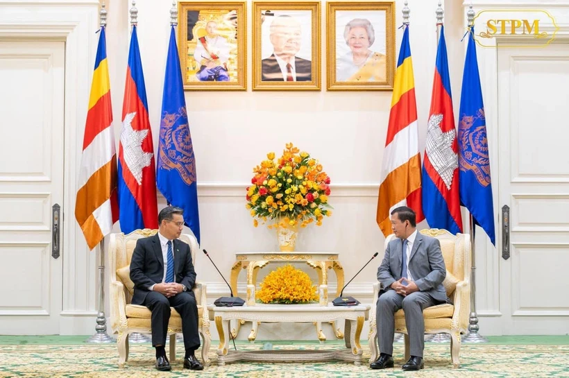 Le Premier ministre cambodgien Hun Manet (à droite) reçoit le président du Parquet populaire suprême du Laos, Xaysana Khotphouthone (Photo : VNA)