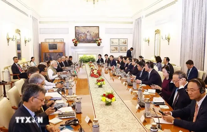 Le Premier ministre Pham Minh Chinh s'entretient avec le Premier ministre indien Narendra Modi. Photo : VNA