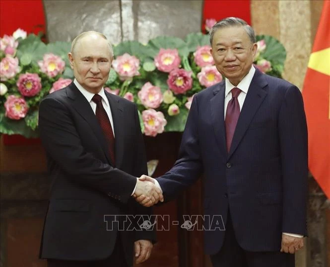 Le président russe Vladimir Poutine (droite) et le secrétaire général du Parti, président Tô Lâm. Photo : VNA